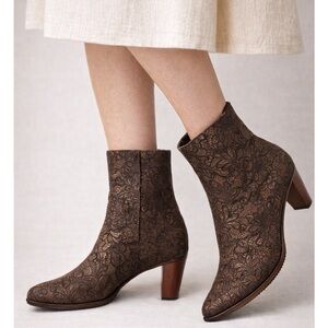 Salpy brown brocade pattern leather boots in size 10